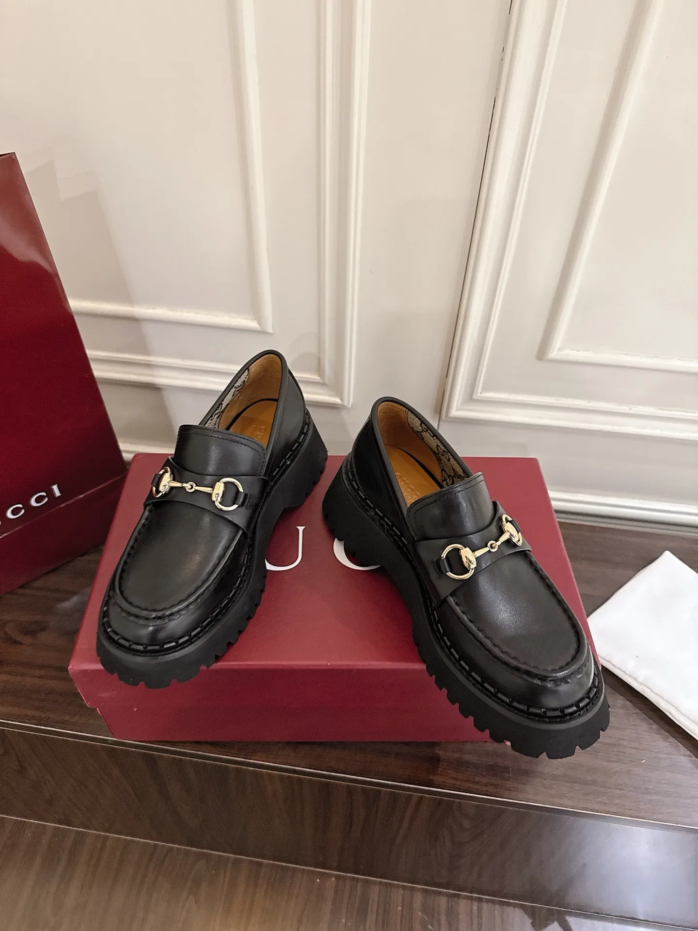 👟👟Ex-factory price 560👟👟 Gucci loafers with horsebit groove soles. As a tribute to the brand's equestrian roots, the horsebit has gone through years of baptism, integrating its rich historical heritage and modern fashion into one. Cowhide surface, sole thickness 5cm, size: 35-42# 39-46#